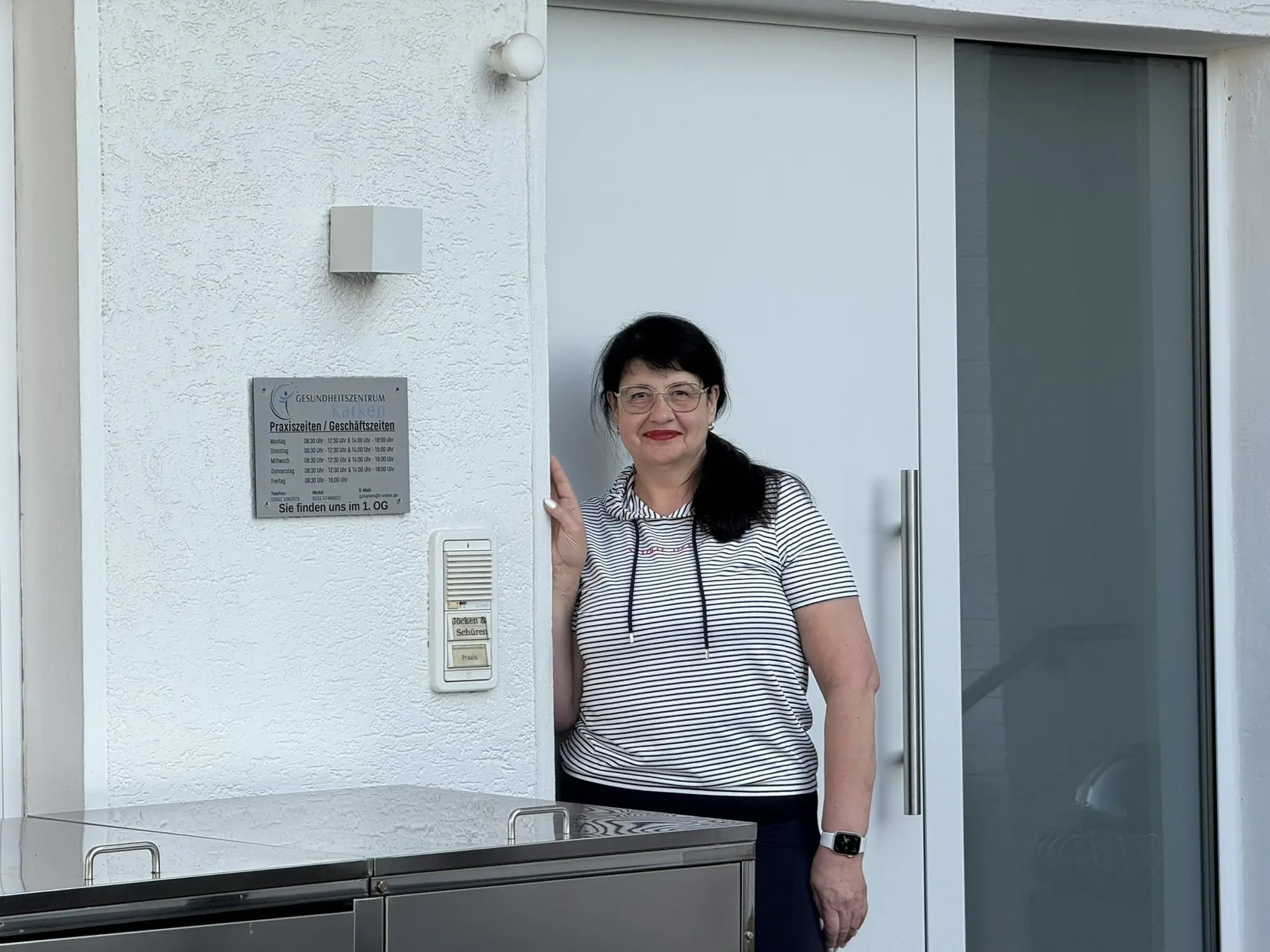 Lilli Jansen im Eingang des Gesundheitszentrums Karken