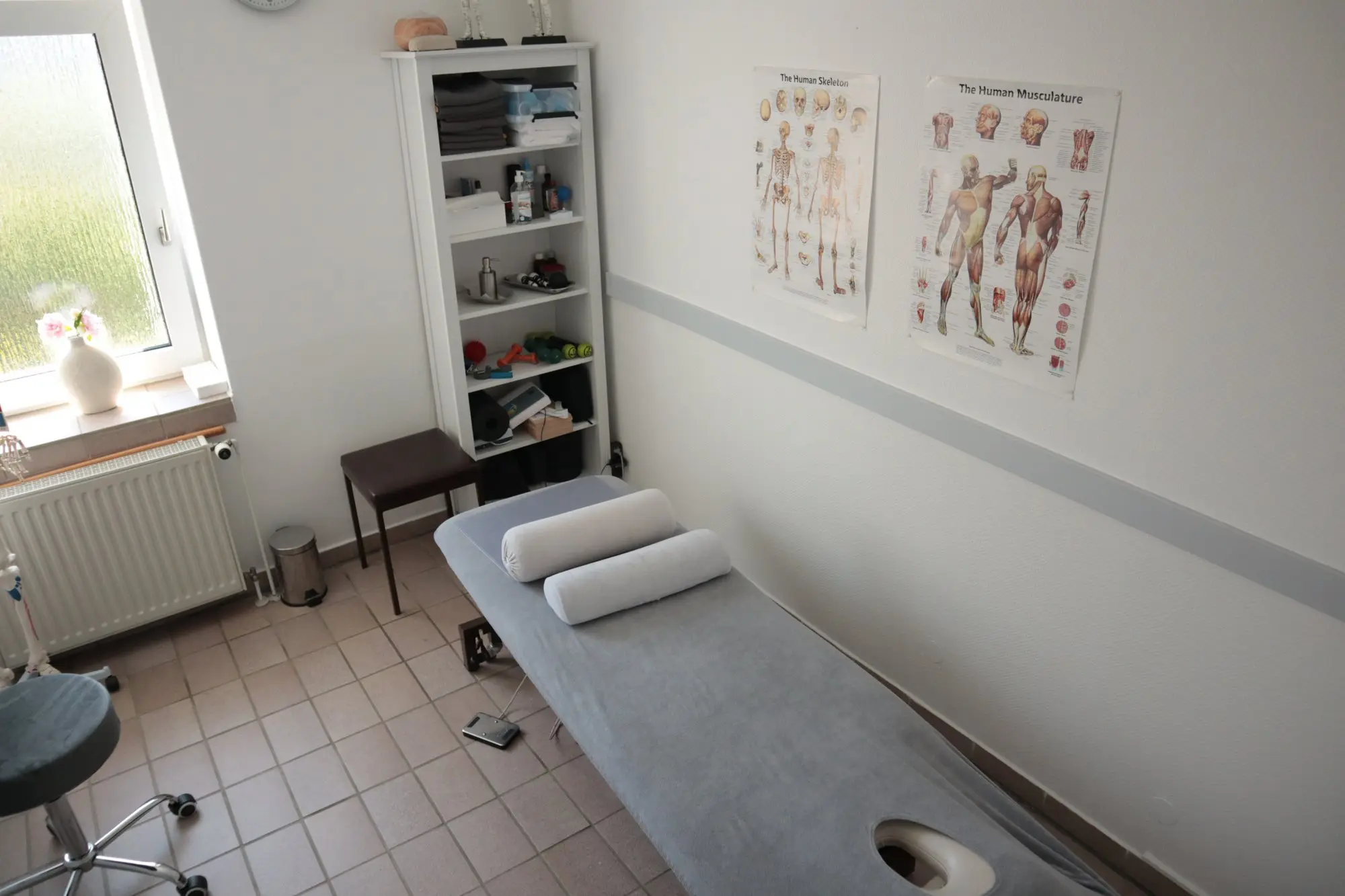 Behandlungsraum mit Therapieliege